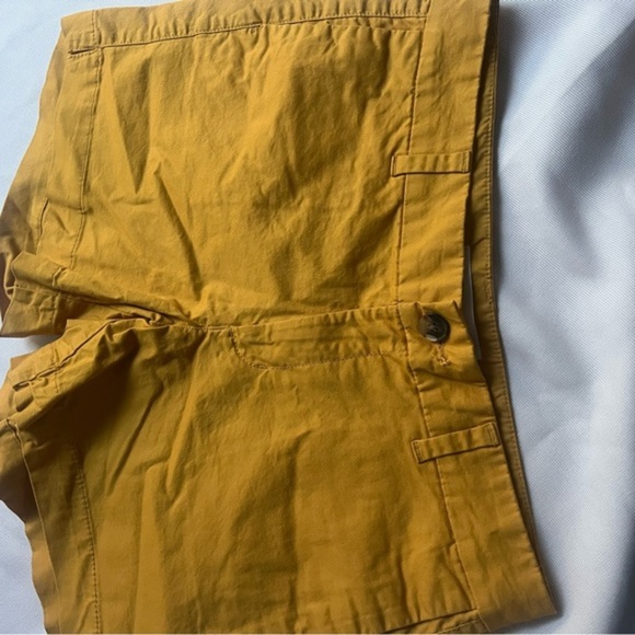 Old Navy women’s Yellow Flat Front Shorts Casual Lightweight Design - Picture 1 of 5